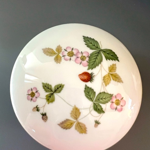 Wedgwood WILD STRAWBERRY Pattern Bone China Sugar Packet Trinket Dish Flowered - Picture 2 of 8